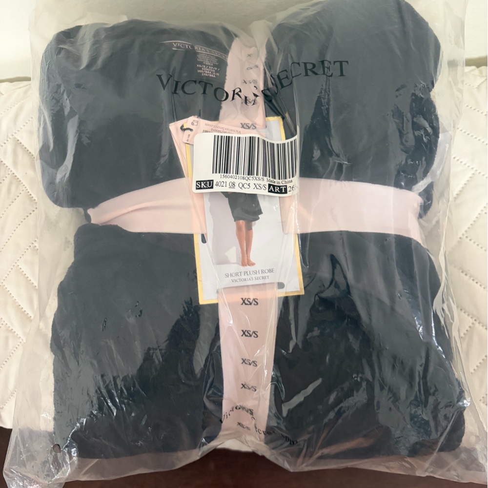 NWT Victoria's Secret Black Plush Robe retail $69